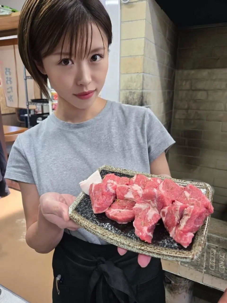 社長大高愛是飯田太平夫婦的姪女，他們經營位於函館市蓬萊町的知名烤肉店「飯田屋」。大高愛接手了這家店，並開設了這家餐廳。她與丈夫和父母一起，營造了溫馨舒適的氛圍。餐廳的魅力在於其輕鬆自在的環境，讓本地居民和遊客都能輕鬆隨意地光顧。我們也向所有正在尋找一家可以長期用餐的餐廳的人推薦這家店。