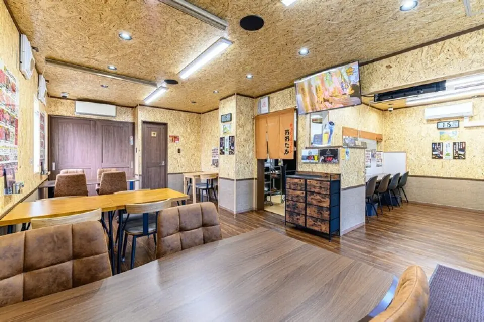 餐廳佈置寬敞，設有吧台座位和餐桌座位，無論是單人用餐或團體聚餐都非常舒適。我們也設有專用停車場，方便您開車前來。 ◎ 即使無法在線上預訂，我們也可能盡力為您安排，歡迎隨時與我們聯繫。