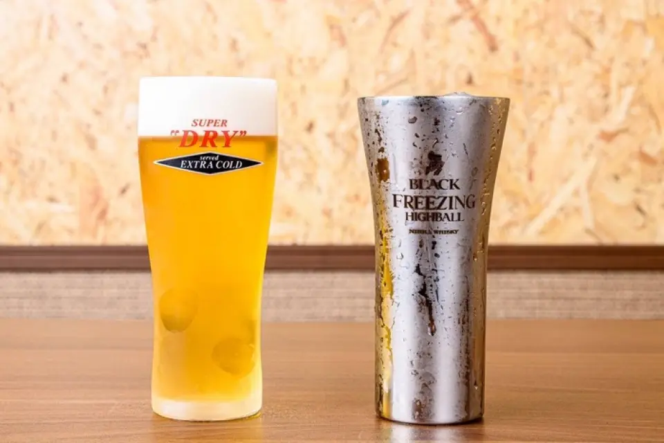 我們提供種類繁多的飲品，從啤酒、高球雞尾酒到酸味酒、果味利口酒和燒酒，應有盡有。此外，我們也提供約20種不同的飲品，包括軟性飲料。我們的招牌飲品是冰爽的「冰凍高球」和盛裝在特製酒杯中的「朝日超乾特冷」！這些飲品與羊肉堪稱絕配，定能讓您身心愉悅。