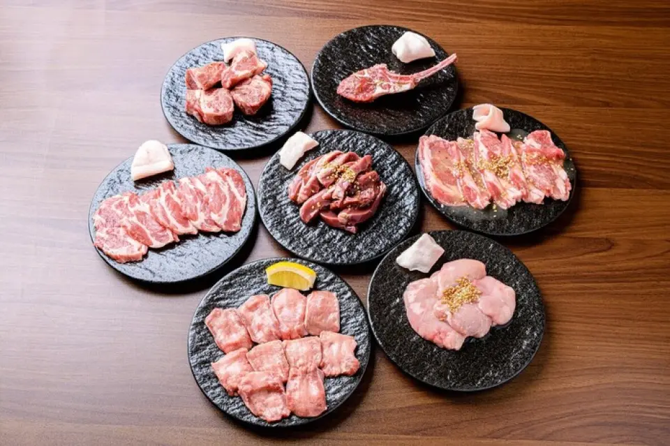 本店以選用優質澳洲羊肉和特製醬汁而自豪。我們只選用新鮮、絕不冷凍的羊肉，例如我們的“生羊肩肉”、“鹽漬羊肩肉”和“羊排”，這些菜餚都口味清淡。我們也限量供應一些稀有的羊肉部位，例如“羊舌”。我們傳承了Iitaya餐廳老闆的獨家秘製醬汁，因此您可以品嚐到與原店相同的美味。