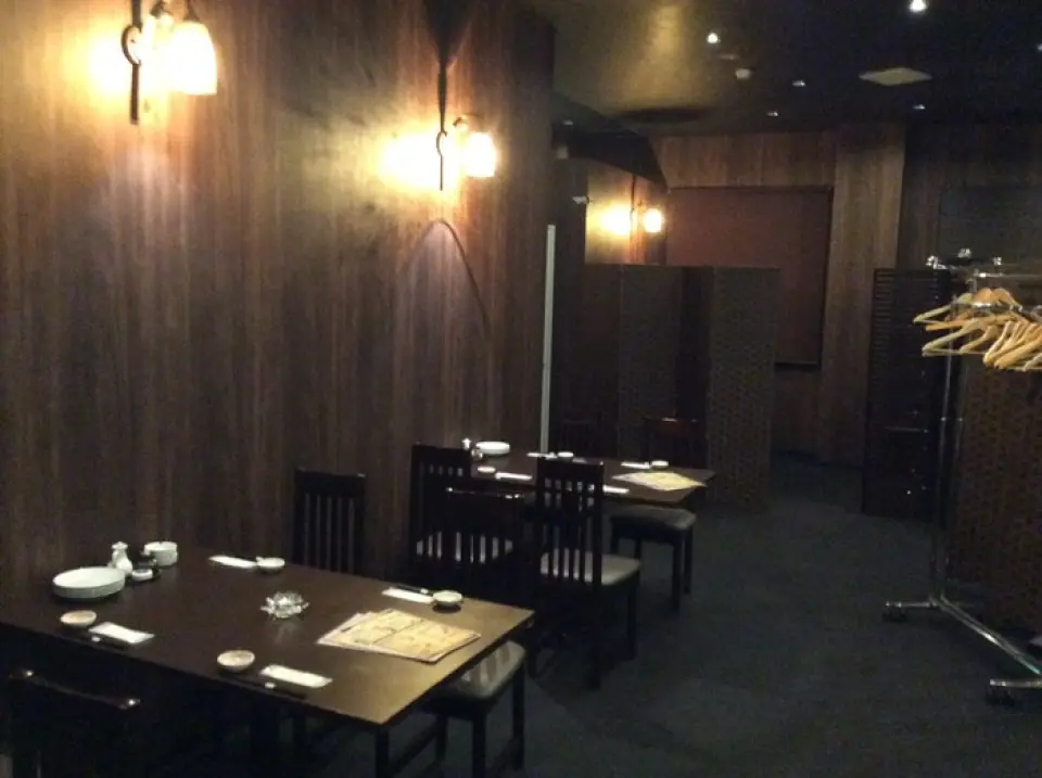 ร้านอาหารของเราตกแต่งอย่างมีสไตล์ด้วยอุปกรณ์ตกปลาและภาพถ่าย เป็นที่นิยมของนักตกปลาจากทั่วประเทศในช่วงฤดูตกปลา ด้วยหน้าต่างกระจกบานใหญ่ที่ให้คุณมองเห็นทัศนียภาพภายนอก คุณยังสามารถเพลิดเพลินกับเทศกาลและกิจกรรมตามฤดูกาลอื่นๆ ได้อย่างเพลิดเพลิน ทำให้ที่นี่เป็นที่นิยม เรามีที่นั่งแบบเคาน์เตอร์ให้คุณได้ผ่อนคลายเพียงลำพัง และที่นั่งแบบโต๊ะพร้อมฉากกั้นแยกที่นั่งทั้งหมด เรายังมีห้องจัดเลี้ยงส่วนตัวที่สามารถรองรับได้ถึง 50 ท่าน เหมาะสำหรับงานเลี้ยงขนาดใหญ่ และยังมีห้องส่วนตัวสำหรับกลุ่มเล็กๆ อีกด้วย