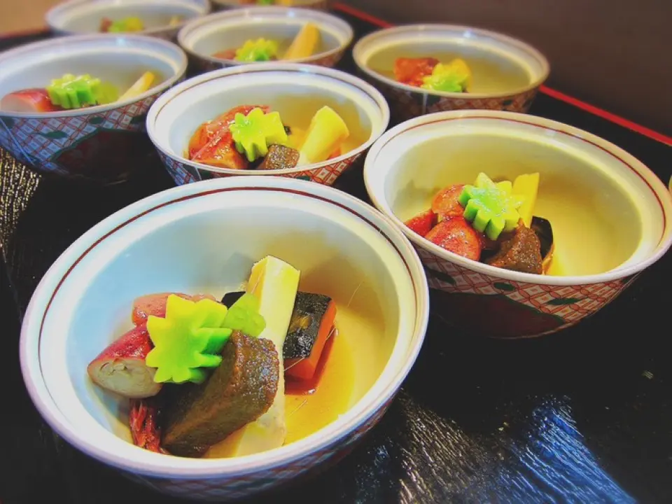 The key to the flavor of Tanakaya Restaurant is, without a doubt, the delicate dashi stock. They use a variety of ingredients, such as mackerel, kelp, and grilled flying fish, and use a minimal amount of seasoning to maximize the flavor. Their stews, which make the most of the dashi stock, retain their rich flavor even when cooled, and are healthy for the body. Recommended for those who are health-conscious. Enjoy a relaxing moment as you savor the aroma and richness of each ingredient.