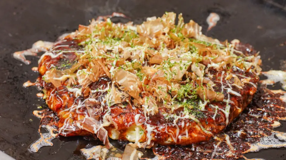 The dough is made with plenty of Yamato yam. It is crispy on the outside and fluffy on the inside, resulting in a light finish. It is light and delicious, without the weight that is typical of flour, and you will want to eat several slices at a time. Furthermore, by baking it on a special iron plate that is more than twice as thick as a regular iron plate, it is cooked thoroughly through to the center, bringing out the maximum flavor and aroma of the ingredients.
