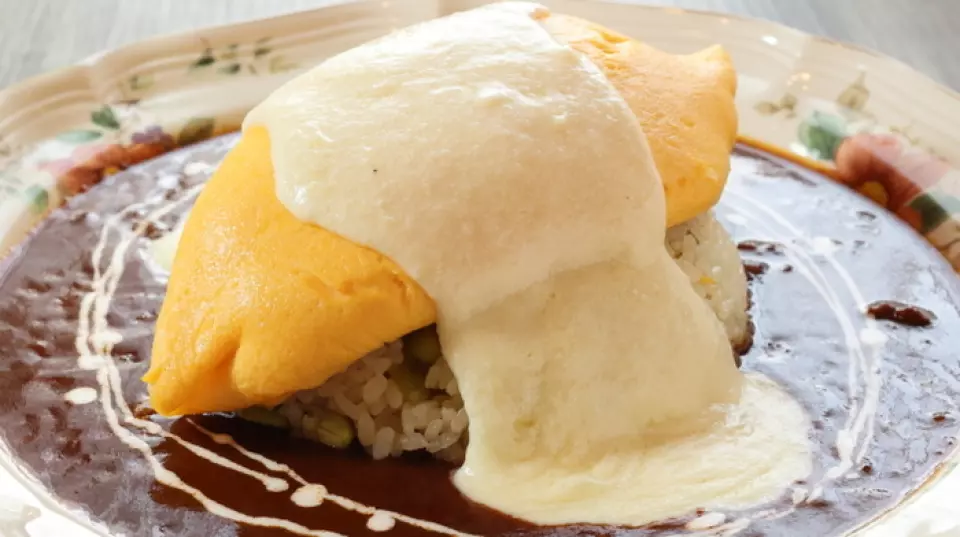 When you gently split the fluffy omelet with a spoon, a soft-boiled, melting egg appears inside. This is our signature dish. Our homemade demi-glace sauce perfectly combines the umami of the meat and the sweetness of the vegetables, enhancing its rich flavor and luxurious taste. We use Beni Tamago eggs, which have a rich taste. Our special demi-glace sauce is highly recommended, but we also recommend the omelet rice topped with mashed cheese. You can also enjoy it with a hamburger steak as a topping.