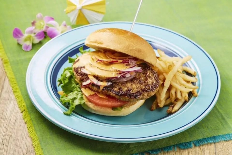 We serve carefully selected Hawaiian cuisine made with fresh vegetables and ingredients from Chiba Prefecture. The hearty "KING Loco Moco," made with a generous amount of butter and cream and simmered for a long time, is a must-try dish. We also have the "HANAO Burger," a sandwich filled with our original sauce and plenty of crispy vegetables. We also have a wide selection of rice balls and snacks, so please feel free to use them for parties.