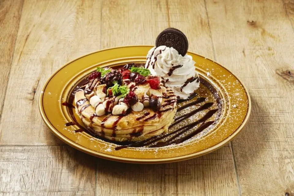 Pancakes are one of Hawaii's local foods. At our restaurant, we offer dishes that are made with the utmost care, from the ingredients to the baking method and sauce. We offer a variety of pancakes, including "Macadamia Sauce Pancakes," with their irresistible nutty flavor and sweetness, "S'mores Pancakes," with their melty marshmallows and the crispy texture of Oreos, and "Condensed Milk Strawberry Pancakes," with the exquisite combination of sweet and sour strawberries and the flavor of condensed milk. Choose the one that best suits your taste.