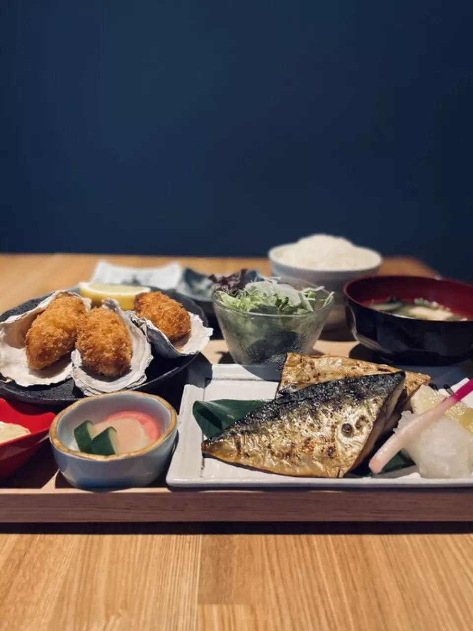 午餐時段，您可以享用豐盛的套餐，主菜可選擇兩道。主菜包括魚、肉、炸物和時令菜餚，套餐包含米飯、味噌湯、兩道小菜、一份迷你沙拉和醃菜。套餐價格僅需1480日圓起，分量十足，即使是男士也能盡情享用。