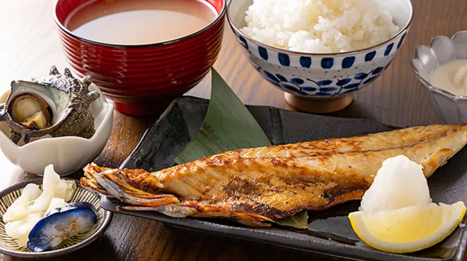 Our daily menu features delicious seasonal fish, prepared to go perfectly with rice. Depending on the day, you may be able to choose from a wide variety of dishes. Dishes served vary depending on what is available that day, such as fried horse mackerel, grilled salted saury, and conger eel tempura. Enjoy the flavors of the season in a set meal.