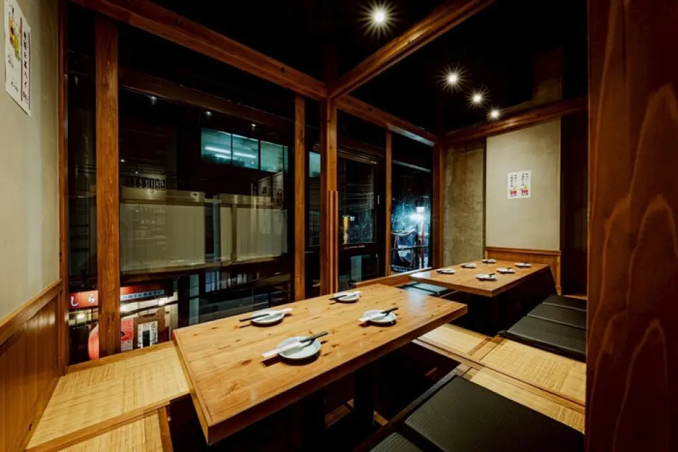 A lively yet cool space! Our 7th store in the Kanto region ☆ Following our Shibuya, Dogenzaka, and Kawasaki locations, the Omiya store is now open! 2/4/6... Private rooms are available for parties of up to 10 people! This popular gyoza bar combines the coolness of the space with the comfort of a casual atmosphere, creating a cool and satisfying atmosphere for adults. ★ All-you-can-eat and drink options starting from 2,750 yen are also popular at our sister stores ♪