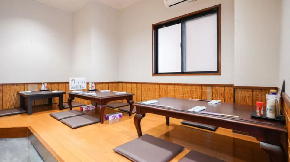 Anju is a homey hideaway bustling with regular customers. Counter seats and seats with children are available, so even solo diners can feel at ease. One of the charms of the place is being able to enjoy a chat with the owner. Perfect for a drink after work or any other occasion.