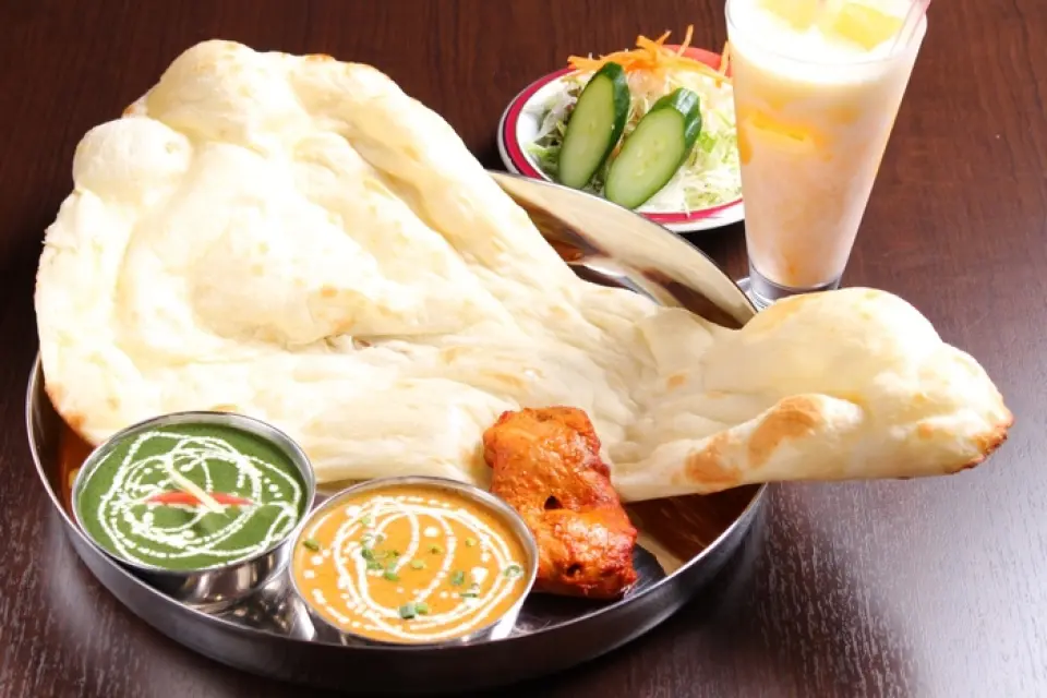Chúng tôi gợi ý bạn nên chọn gói "uống thỏa thích" kéo dài 120 phút. Bên cạnh bánh naan và cơm "ăn thỏa thích", chúng tôi còn cung cấp nhiều món ăn đa dạng để bạn tha hồ thưởng thức. Bạn có thể chọn thực đơn "uống thỏa thích" từ thực đơn đồ uống thông thường, để bạn có thể thoải mái thưởng thức đồ uống yêu thích, thật là một lựa chọn tuyệt vời. Gói "Đặc biệt" còn bao gồm bia chai, rất phù hợp cho những khách hàng muốn uống nhiều bia.