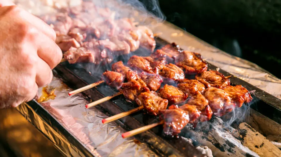 每一串肉串都用备长炭精心烤制。餐厅开幕36年来，酱汁不断改良，风味经典。其他菜色包括两种盐和香料混合而成的盐，以及秘制辣味噌，更能提升肉串的美味。炖煮内脏需要24小时以上才能完成，是您到店必尝的佳肴。尽情享受烤串和炖菜的香气吧！
