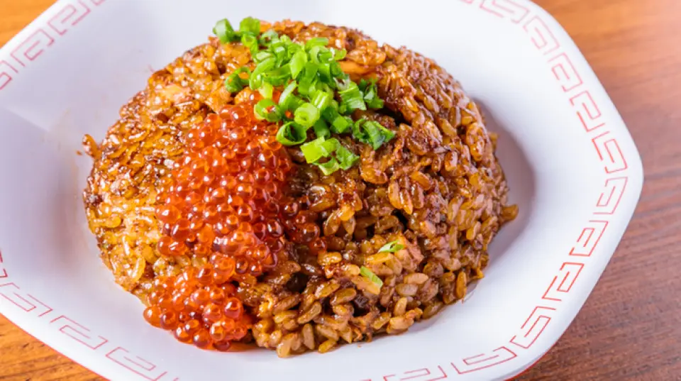 除了中式菜肴，我们也提供各种其他菜肴，包括海鲜和时令菜。我们精选了许多特色菜，例如热气腾腾的酪梨麻婆豆腐配酪梨和烤奶酪，还有辣椒牛腩排，以及分量十足的韭菜肝葱炒菜！我们强烈推荐这家餐厅给那些想要品尝各种美食、大快朵颐的食客。