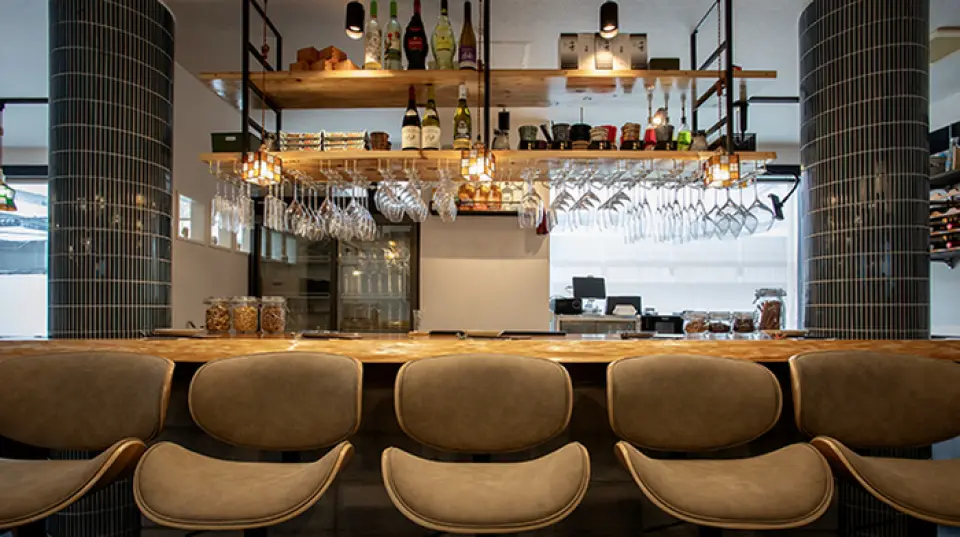 The spacious interior is lined with counter seats with backrests, and the open kitchen creates a sense of openness. Table seating for 4 to 6 people is also available, making it suitable for a variety of occasions. The stylish space allows you to relax, making it perfect for a wide range of occasions, from solo diners to groups of friends!