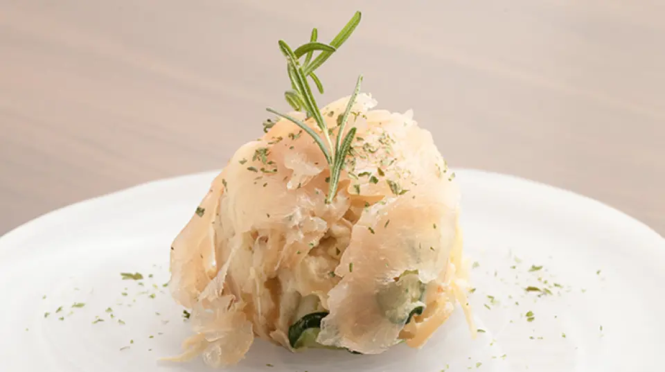 Our homemade chicken prosciutto is a special dish that takes three days to prepare. It goes well with appetizers and salads, as well as melon and other fruits, and adds a vibrant accent to a variety of dishes. Please enjoy the taste that we are so proud of, a product that is the result of our painstaking efforts.