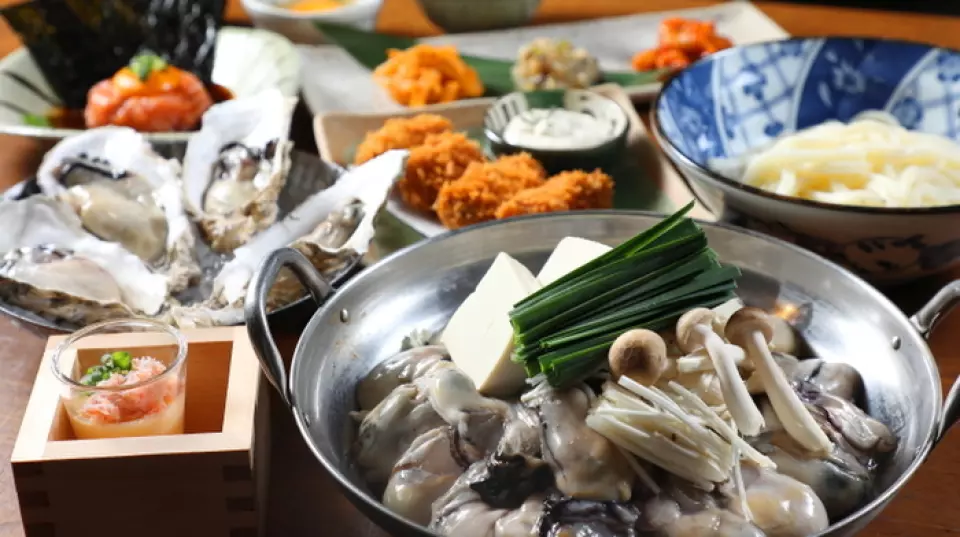 Our special winter menu, "Oyster Hot Pot," is available only by reservation. It is a special dish that Chururi is proud of, made with a special dashi broth made with Sendai red miso. The delicious flavor of the plump oysters and the richness of the red miso combine to create a taste that will warm your heart. To finish off, enjoy udon noodles in the dashi broth that has been infused with the delicious flavor. Enjoy until the last bite.