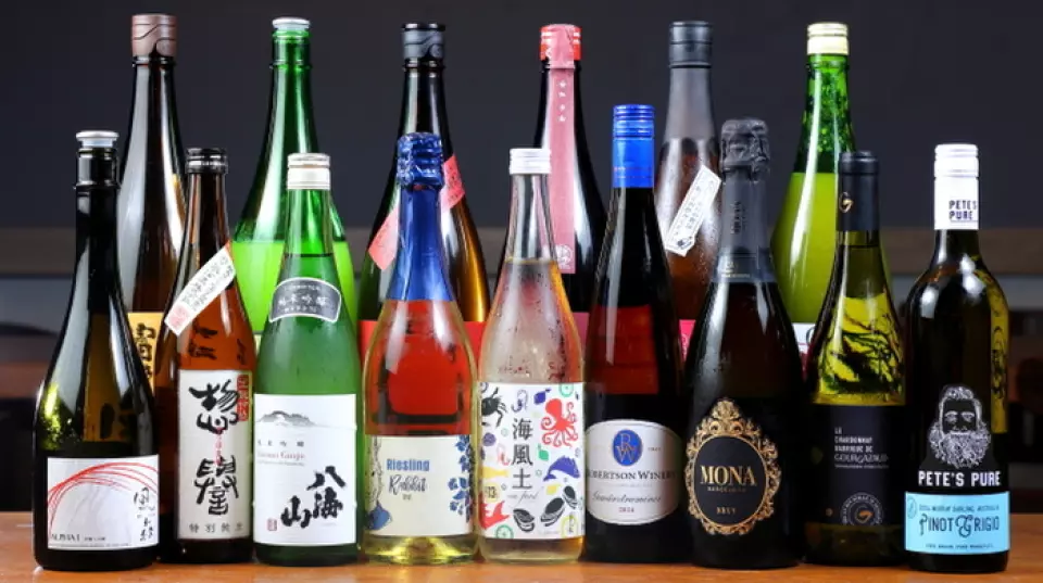 We have a wide selection of sake and wines carefully selected to go with our proud oysters! We only offer white wines, and we recommend the refreshing German sparkling wine "Rabbit Riesling Sekt Brut." We also have a wide variety of well-balanced sake brands, including "Umifudo (Seafood)," which has a crisp acidity and a soft aftertaste that pairs perfectly with oysters!