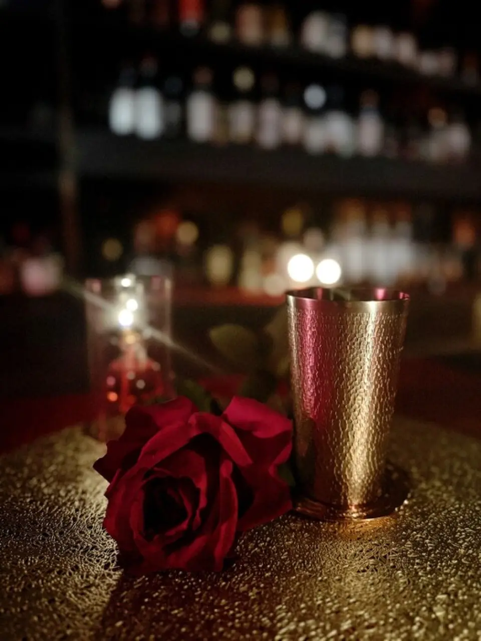 這裡供應的約20種精釀啤酒均由店主親自挑選，他曾週遊世界。啤酒盛裝在精美的銅杯中，更添其醇香美味。盡情享受其上乘口感和清爽的咽喉體驗。