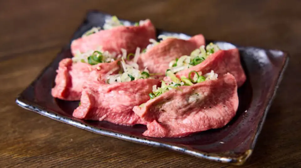 Our restaurant offers a selection of carefully selected meats, carefully selected by the owner from trusted suppliers. We especially recommend the limited-quantity "Super Salted Tongue," "Premium Salted Tongue," and "Extra Large Kalbi." Kalbi can be enjoyed with wasabi as "Wasabi Kalbi," making it a refreshing dish that even customers who don't like fatty foods should definitely try.