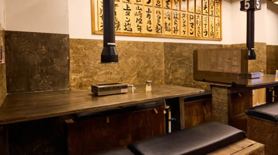 The relaxing space is fully equipped with table seating, and can accommodate up to six people in a spacious setting. You can relax and enjoy our carefully selected meat and alcohol, making it the perfect place for a date. We also accept reservations for the entire restaurant, so please feel free to contact us if you are planning a gathering.