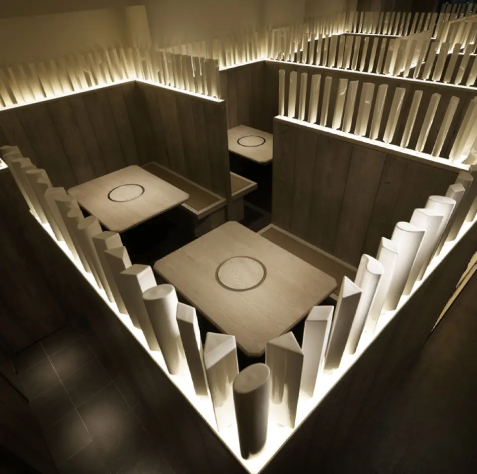 Located in the heart of Roppongi, our restaurant has a charming, tranquil, hideaway-like atmosphere. Step through the elegant entrance and you'll find yourself in a sophisticated space. The table seating is designed to provide privacy, allowing you to relax and enjoy conversation. This is a restaurant where you can spend a special time enjoying seasonal flavors and carefully selected dishes.
