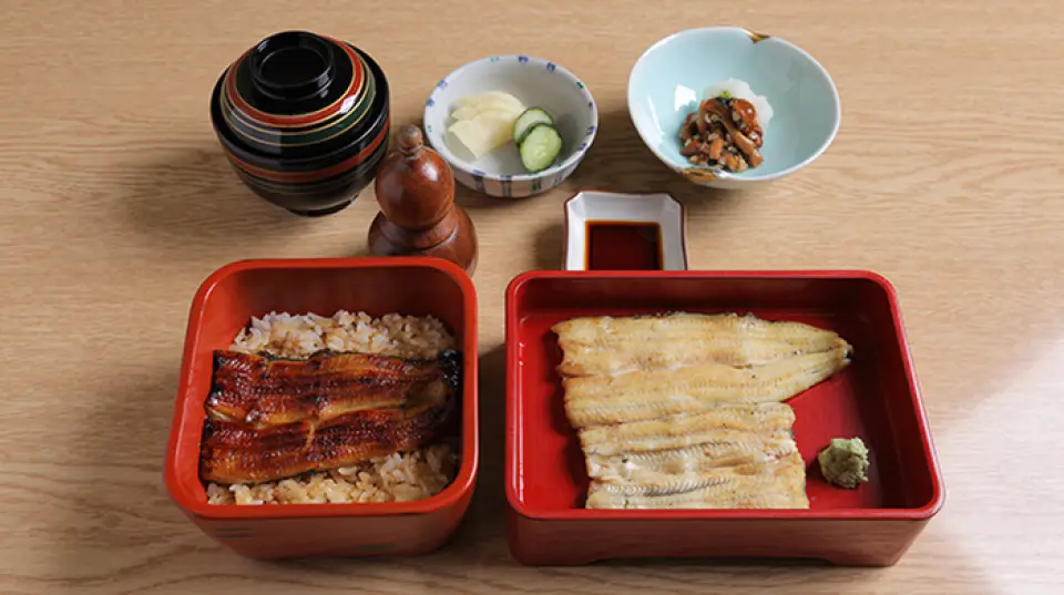 豪華的「無限供應」套餐包含多種菜餚，包括我們著名的烤鰻魚和其他小吃。搭配芥末醬油，鰻魚肉質鮮嫩，香氣撲鼻，堪稱絕配。它也與清酒相得益彰，不妨一同享用。此外，此套餐還包含隨季節更換的小吃、肝湯和醃菜。
