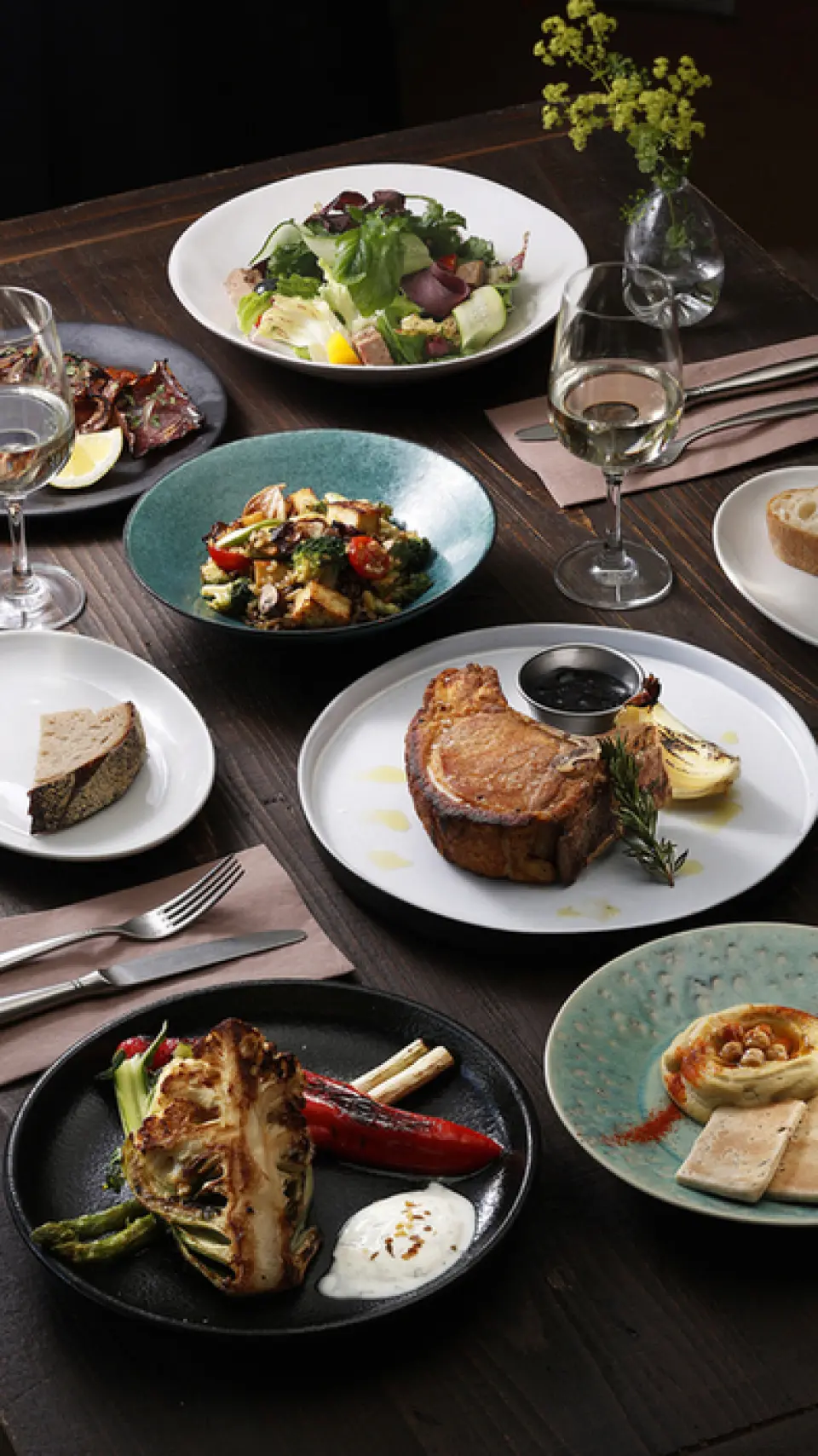 我们每月都会根据时令食材推出新菜单。以「东西方交融」为主题，我们精心烹调融合东西方美食与餐具的精致菜肴，不拘泥于任何特定的菜肴。我们也推荐您品尝我们自家烘焙的面包，欢迎您的光临。