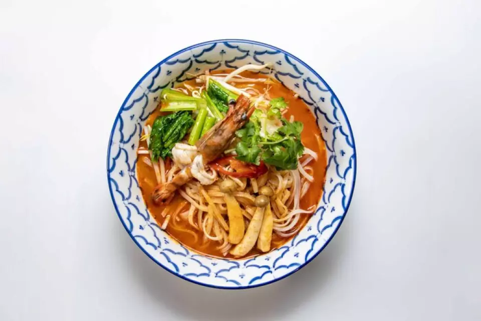 Bạn có thể chọn loại mì: mì Trung Quốc [Bami], mì gạo sợi vừa [Sen Lek] hoặc mì gạo sợi rất dày [Sen Yai].