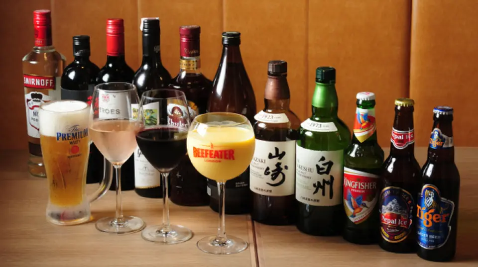 我们午餐和晚餐时段均提供人气超高的“啤酒套餐”，仅需900日元起！除了生啤酒，套餐还包含坦都里烤鸡或烤肉串等单点菜肴，让您尽情享受美味。想畅饮一番，不妨试试1800日圆起的单杯现场加购饮品◎。此外，我们还提供丰富的尼泊尔和印度啤酒、兰姆酒和威士忌，以及啤酒、酸味鸡尾酒、鸡尾酒和葡萄酒等经典饮品。尽情享用您喜爱的饮品吧♪