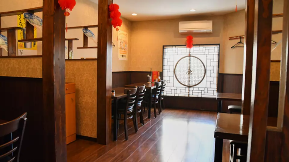 餐厅地理位置优越，距离下新明站仅需步行3分钟，距离大井町站仅需步行6分钟。餐厅有两层空间，供您休闲放松。一楼设有吧台和餐桌座位，您可以一边用餐一边欣赏厨师现场烹饪；二楼可容纳多达25位客人。无论是下班后小酌一杯、闺蜜聚会、举办派对，或是与家人朋友欢聚，本店都是您各种场合的理想之选。