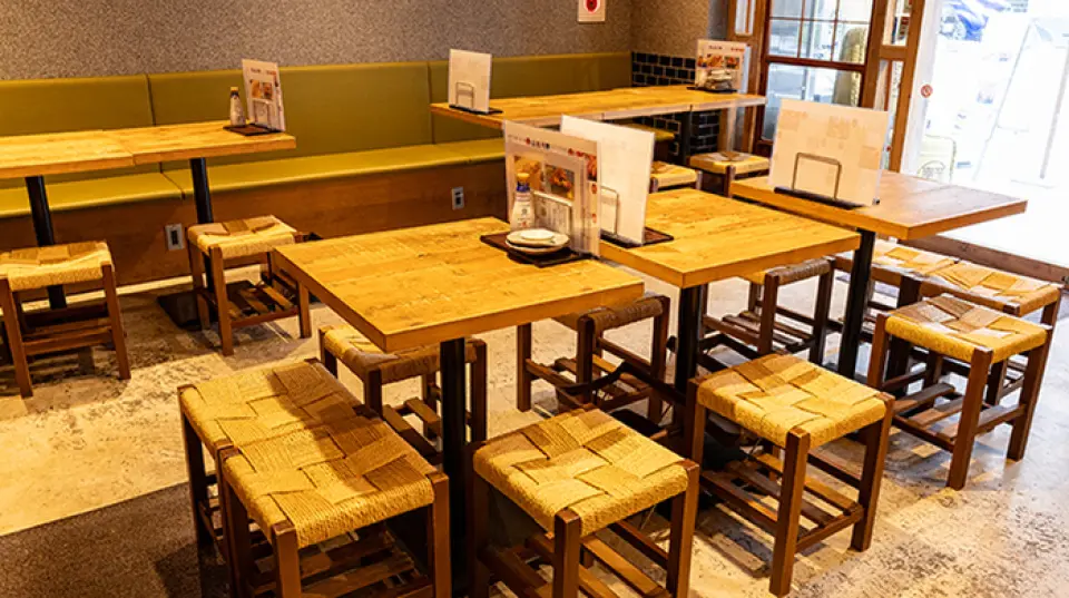 餐厅地理位置优越，紧邻赤羽站，周边聚集著许多价格实惠、美味可口的酒吧！餐厅拥有现代日式风格，却不失一丝怀旧气息。柔和的间接照明营造出宁静的氛围，设有8个吧台座位，适合独自小酌；另有26个餐桌座位，适合团体聚餐。餐厅非常适合10-15人的小型聚会，也可承办各种宴会，例如迎新会、欢送会、年末派对和季节性活动。如果您正在赤羽寻找餐饮场所，这里绝对是您的最佳选择！