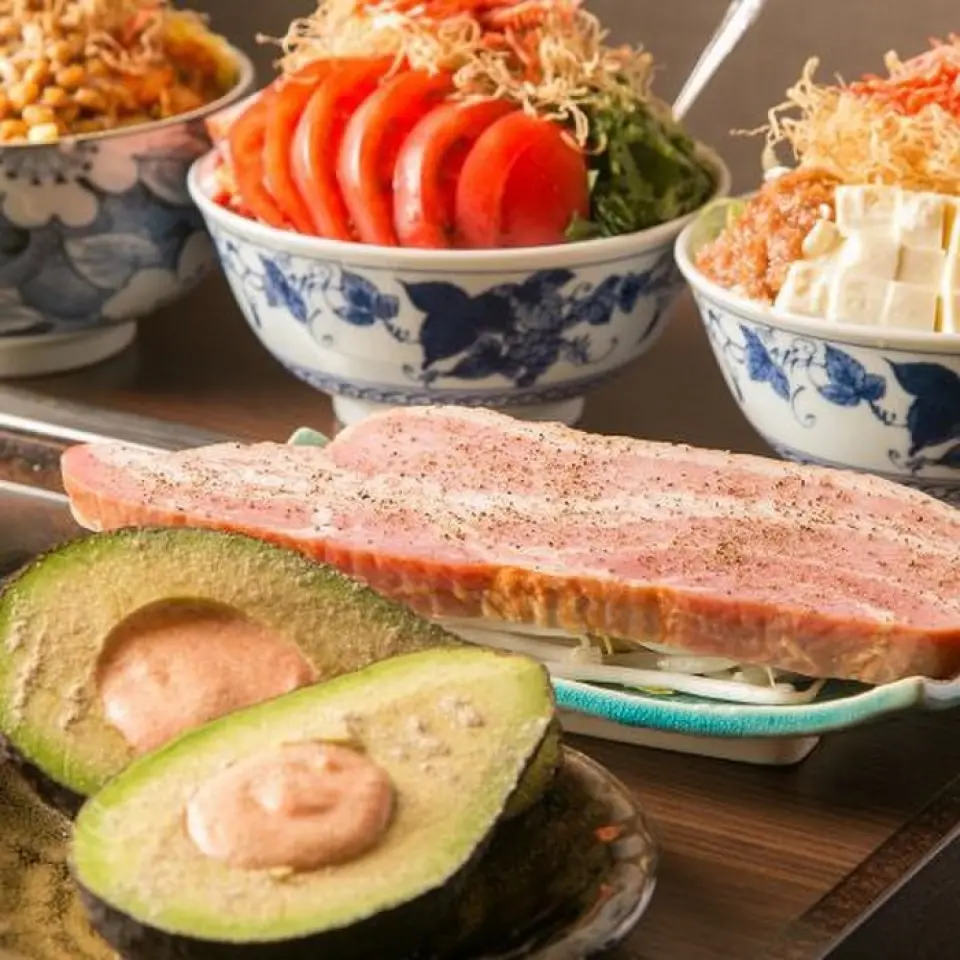 Nước sốt bí truyền của chúng tôi, được gìn giữ từ khi thành lập năm 1983, có sự cân bằng tuyệt vời giữa vị ngọt và chua. Nước sốt được làm hoàn toàn bằng nước sốt, không thêm bất kỳ gia vị hay dashi nào khác, mang đến hương vị đậm đà, thực sự hấp dẫn. Nước sốt cũng kết hợp hoàn hảo với okonomiyaki, và bạn có thể thưởng thức hương thơm hoài niệm lan tỏa cùng tiếng xèo xèo của chảo gang.