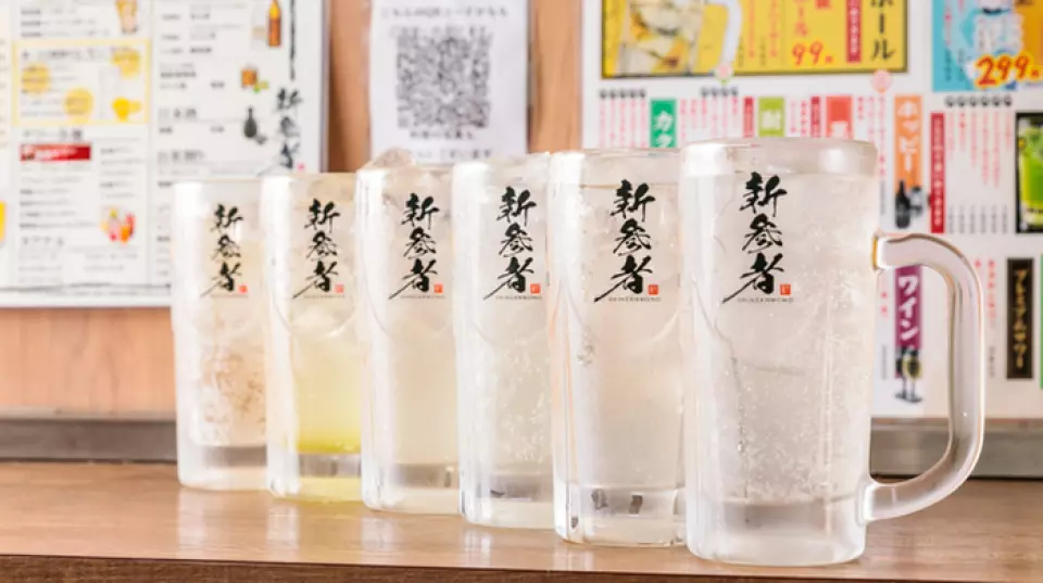 我們以超高的性價比而自豪，五種口味的檸檬酸酒和高球雞尾酒都只需108日元！現場加購飲品每小時769日圓起。價格實惠，您可以根據自己的使用時間長度進行選擇。