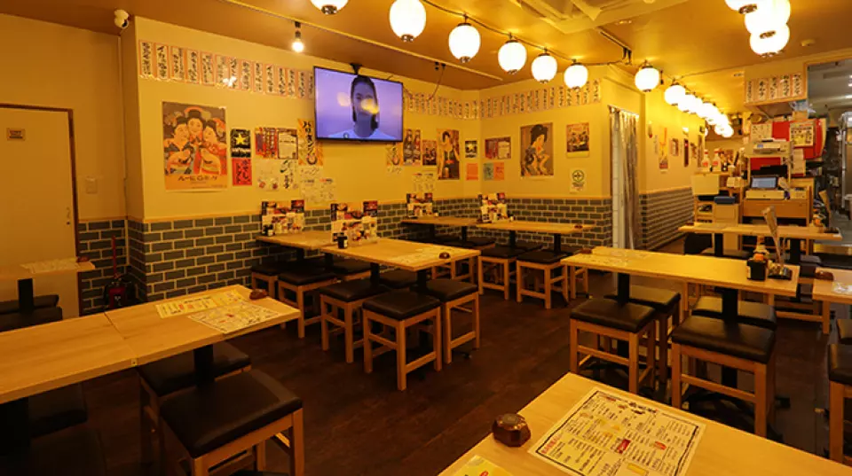 Quán izakaya nổi tiếng này có bốn quầy bar đứng và bàn ghế có thể kết nối với nhau để phục vụ nhiều người. Nơi đây hoàn hảo cho các buổi tối dành cho phái nữ, tiệc tùng, tiệc rượu, tiệc tối một mình, v.v. Chúng tôi tin rằng izakaya là nơi mọi người có thể gặp gỡ trực tiếp, trò chuyện về những điều tốt đẹp, những điều tồi tệ, những lo lắng, và thậm chí cả những chuyện nhỏ nhặt, tất cả cùng với một chút rượu, và thưởng thức nhiều món ăn mà bạn thường không có ở nhà. Chúng tôi mong muốn trở thành một phần trong cuộc sống thường nhật của người dân địa phương và là một điểm tụ tập thân mật!