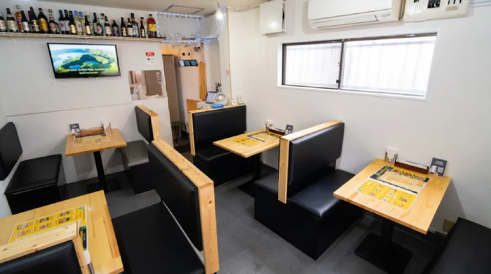 我們的餐廳交通便利，距離京成古岩站僅需步行一分鐘。餐廳內播放南印度音樂，營造出清新舒適的氛圍。餐廳主要以餐桌為主，座位充足，是放鬆身心的理想場所。我們最多可容納20人，因此非常適合舉辦酒會或宴會。