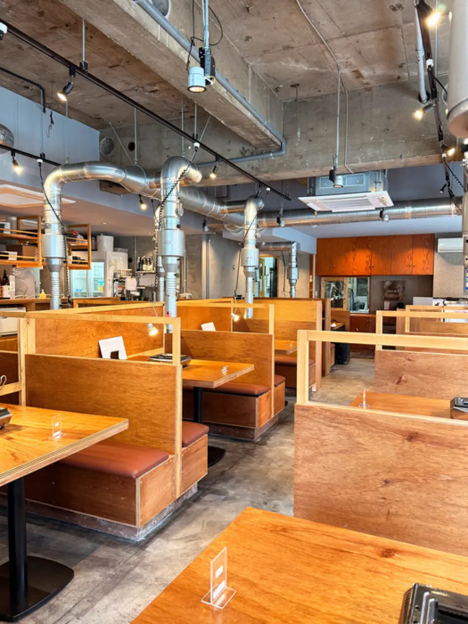 This yakiniku restaurant, run by a long-established butcher shop that has been in business for over 70 years, was renovated in 2025. The calming interior, with its wood-based design, is bright, open, and comfortable, making it suitable for a variety of occasions. The showcase at the entrance is lined with high-quality Wagyu beef selected by artisans, exuding the elegance you expect from a long-established restaurant.
