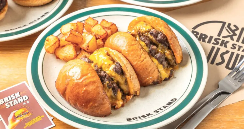 Enjoy a new burger experience with our specialty, the "Cut Burger"! This juicy patty is boldly cut and then grilled twice to lock in the delicious flavor of the meat, making it a truly special dish that pairs perfectly with the fragrant whole wheat bun. Please enjoy this special burger that you can only get here.