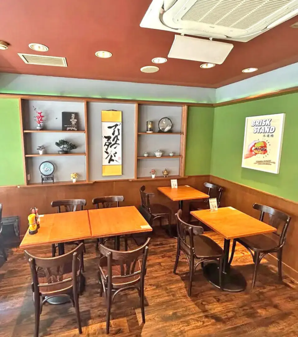 The Japanese-modern interior, with its green and beige tones, is a bright and open space with natural light streaming in through the large windows. In addition to counter seats that are perfect for solo diners, we also have table seats that are perfect for groups. Recommended for girls' nights and everyday use, the restaurant can be reserved exclusively for groups of 15 or more with advance reservations! Just a two-minute walk from Suidobashi Station, it's easily accessible and perfect for a variety of occasions.