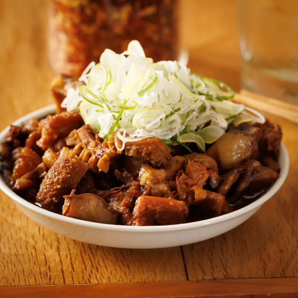 Món "Nội tạng bò hầm" đầy tự hào của Shinjuku 1-chome Tanuki không chỉ sử dụng nội tạng mà còn rất nhiều thịt bò Wagyu, và là một công thức bí mật kết hợp nhiều loại miso. Món ăn được bày ra ngay trước mặt khách hàng từ "nồi hầm" ấn tượng đặt tại quầy.