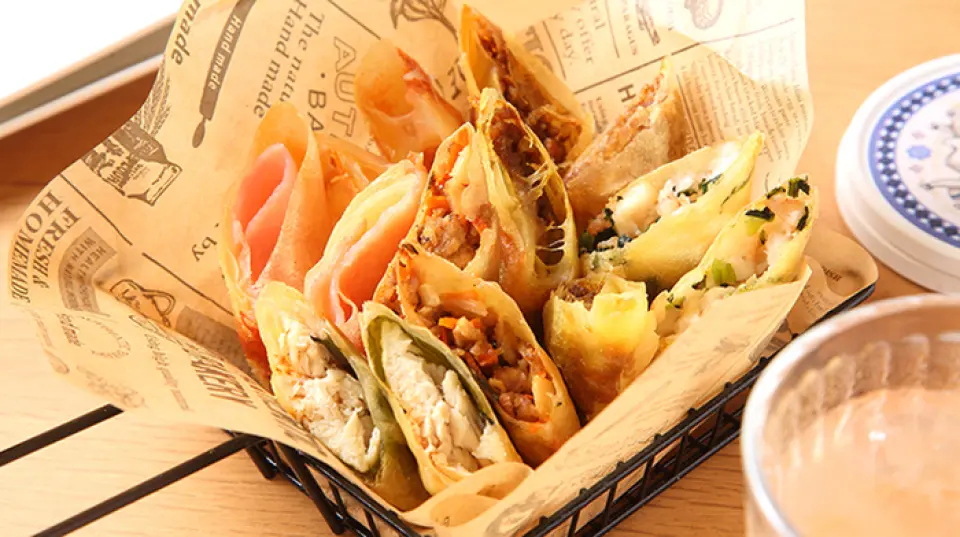 Our recommended spring rolls are available in a wide variety of innovative dishes, with around 10 varieties, including standard and daily specials! We recommend the classic ham and cheese, cheese keema curry, and mochi mentaiko cheese. Daily specials include tacos, gapao, pork kimchi, braised pork like char siu, and squid, which are especially popular. Sweet treats such as chocolate daifuku and apple pie are also available and are very popular.