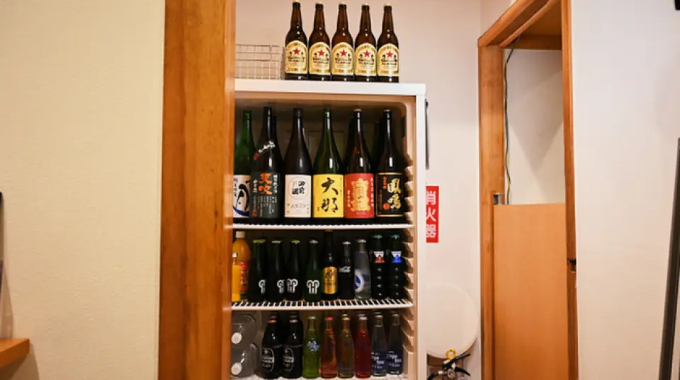 A must-try for sake lovers, our restaurant boasts a constant selection of 10 different types. We offer a selection of dry brands carefully selected by the owner himself, perfect to complement your meal. We also offer a wide variety of drinks, including large bottles of Sapporo Lager and small bottles of Yebisu beer, as well as shochu and wine. We also have a wide selection of plum wine and whiskey. Some areas are self-service, so you can enjoy your drink at your own pace without any stress.