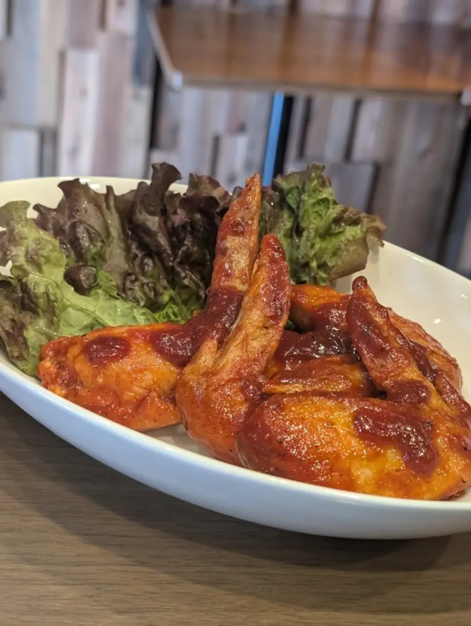 엄선된 재료로 만든 다양한 단품 메뉴를 제공합니다. 제철 채소로 만든 "수제 피클"과 바삭하게 튀긴 국내산 닭 날개를 특제 매콤한 소스에 버무린 "버팔로 치킨 윙"이 준비되어 있습니다. 살짝 매콤한 맛의 "핫 나초"는 맥주와 함께 즐기기에 완벽한 간식입니다. 가족 점심, 친구들과의 간단한 술자리, 본격적인 저녁 식사 등 다양한 상황에 맞춰 즐겨보세요!