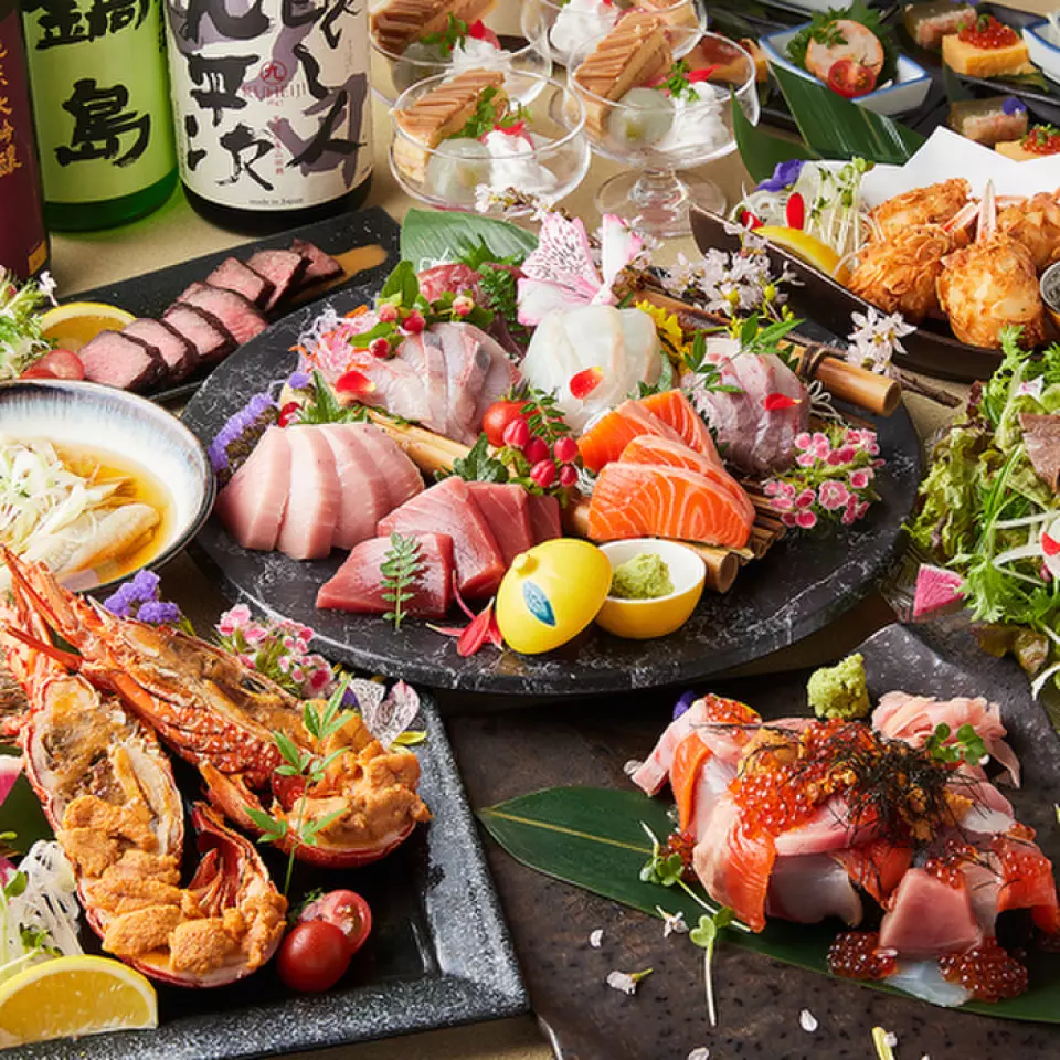 Our yakitori is slowly grilled over charcoal, resulting in a fragrant outside and plump and juicy inside. Our chef's skill shines through as he maximizes the flavor of the ingredients. We offer a wide variety of skewers, from classics like negima (green onion skewers), thigh meat, and tsukune (chicken meatballs) to rare cuts of meat. They pair perfectly with sake and beer, making them perfect for a drink after work or a party with friends. Please enjoy our yakitori, which has the aroma and flavor you can only get from charcoal.