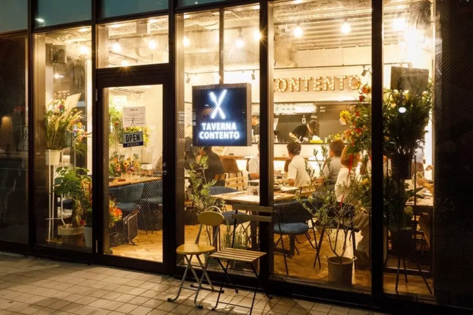 我們的餐廳擁有醒目的招牌，在夜色中格外引人注目。餐廳外觀採用紐約風格設計，內部裝潢奢華，深藍色燈芯絨座椅營造出優雅的氛圍。在這個精緻優雅的空間裡，您可以享受輕鬆愉悅的用餐體驗，感受非凡的用餐享受。無論是與朋友聚餐、閨蜜小聚，或是與心儀之人共度浪漫時光，這裡都是您的理想之選。