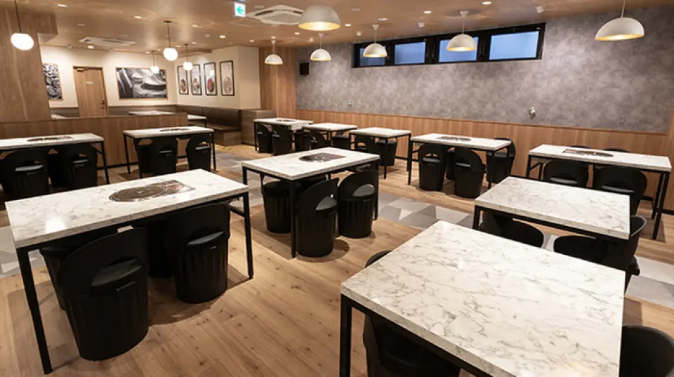 我们的餐厅配备齐全的餐桌，完美重现了韩国家庭围坐餐桌的温馨氛围。您可以与同伴近距离畅谈。无论是家庭聚会还是闺蜜小聚，我们的美食都能满足您的各种需求！