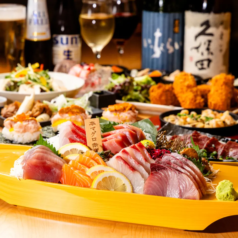 The restaurant boasts a variety of dishes that incorporate a generous amount of seasonal seafood, with a focus on freshness and color. The carefully selected tuna and creative Japanese cuisine are particularly noteworthy. In a relaxing private room, you can enjoy a course meal with three hours of all-you-can-drink. This luxurious menu is perfect for anniversaries, special dinners, and business entertainment.