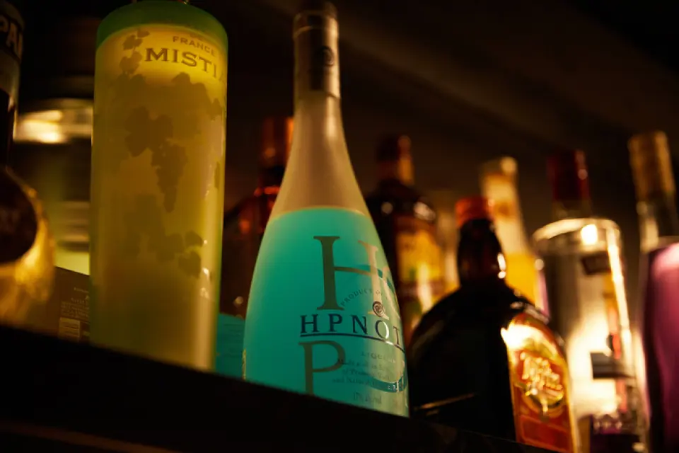 我們由調酒師精心調製的雞尾酒單囊括了從經典名酒到創意獨創的各種飲品。此外，我們還提供以濃縮咖啡、虹吸咖啡和冷萃咖啡調製的特色雞尾酒。無論您光臨多少次，都不會對這裡的酒單感到厭倦！