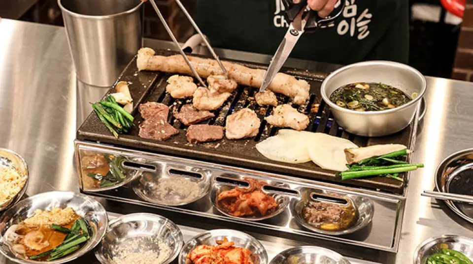 我们这家店名叫“烤猪杂”，顾名思义，以猪杂闻名！ 「盐烤牛杂」是一整条鱼在您面前精心烤制而成，保证鲜嫩多汁。您也可以选择两道式的牛杂套餐。我们提供四种不同的肉酱，您可以根据自己的口味调整组合，尽情享用。 ◎ 此外，千万别错过我们韩国餐厅独有的特色菜。 「大章鱼」烤制时会动来动去，不仅赏心悦目，而且味道鲜美！餐后炒饭也深受顾客喜爱♪