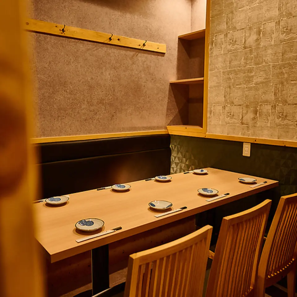 Enjoy a relaxing and calming banquet in a private room with a Japanese-style atmosphere, gently lit by indirect lighting, designed for adults! We offer both private rooms with tables and private rooms with sunken kotatsu tables. We have private rooms that can be used for various occasions, such as drinking parties, girls' nights, group dates, birthdays, and more in Shinjuku.