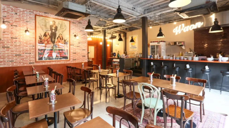 ร้านได้รับการออกแบบอย่างพิถีพิถันเพื่อสร้างบรรยากาศแบบยุโรป เรามีที่นั่งให้เลือกหลากหลาย ทั้งแบบระเบียง โต๊ะ และเคาน์เตอร์ ร้านอาหารของเราตั้งอยู่ห่างจากสถานีฟูจิซาวะเพียงสองนาที เปิดให้บริการถึงตีหนึ่ง เชิญแวะมาใช้บริการได้ตลอด